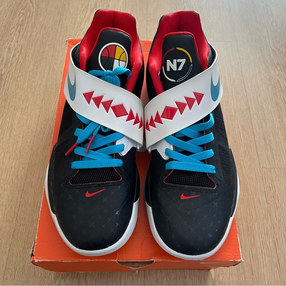 Nike KD 4 N7 100 % authentic size 10. Used twice in ver good condition.